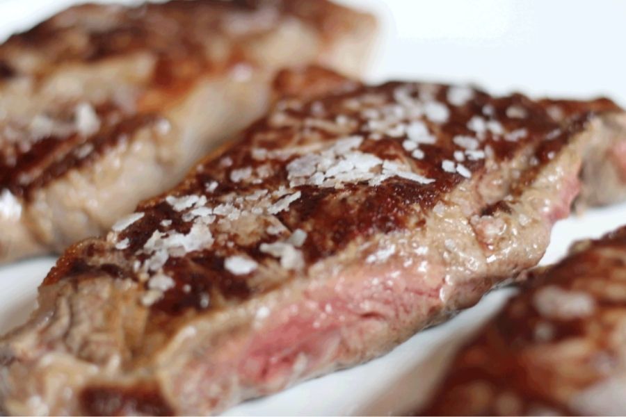 Errezeta-Txekor entrekotea Idiazabalgo saltsarekin eta txakolinarekin